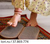 Women's feet stand on a board with sharp nails. Sadhu board. Pain, trials, health, relaxation, cognition. Close-up. Стоковое фото, фотограф Подгорная Юлия / Фотобанк Лори