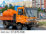 Поливальная машина увлажняет тротуар. Санкт-Петербург (2018 год). Редакционное фото, фотограф Александр Щепин / Фотобанк Лори
