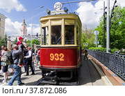 Старый трамвайный вагон (модель БФ, построен в 1927 году) на ежегодном московском фестивале трамваев. Москва, Чистопрудный бульвар. Солнечный день, начало июня. (2022 год). Редакционное фото, фотограф Сергей Рыбин / Фотобанк Лори