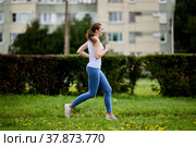 30s woman is running in city park on summer morning. Стоковое фото, фотограф Владимир Григорьев / Фотобанк Лори