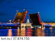 Россия. Санкт-Петербург. Кунсткамера в створе разведенного Дворцового моста (2022 год). Редакционное фото, фотограф Литвяк Игорь / Фотобанк Лори