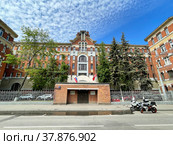 Городской дом дешёвых квартир для семейных имени Г. Г. Солодовникова (1908, арх. Т. Я. Бардт). Ныне — ВНИИ природных, синтетических алмазов и инструмента (ВНИИАЛМАЗ). (2022 год). Редакционное фото, фотограф Овчинникова Ирина / Фотобанк Лори