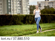 Morning jogging of young woman in city park. Стоковое фото, фотограф Владимир Григорьев / Фотобанк Лори