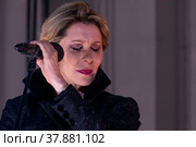 Актриса Юлия Рутберг выступает со сцены во время уличного концерта, посвященного закрытию 101-ого сезона Государственного академического театра им. Евгения Вахтангова, на улице Арбат в центре города Москвы, Россия (2022 год). Редакционное фото, фотограф Николай Винокуров / Фотобанк Лори