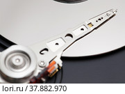 Магнитная головка HDD крупным планом. Стоковое фото, фотограф Александр Гаценко / Фотобанк Лори
