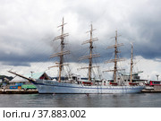 Парусник Nippon Maru в порту города Кагосима (Кюсю, Япония) (2010 год). Редакционное фото, фотограф Александр Гаценко / Фотобанк Лори