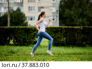 Happy young woman doing morning jog in city park. Стоковое фото, фотограф Владимир Григорьев / Фотобанк Лори