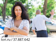 couple having a quarrel outside. Стоковое фото, фотограф Яков Филимонов / Фотобанк Лори