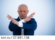 Уверенный мужчина жестом показывает запрет. Жесты руками, нет прохода, закрыто, нельзя. Стоковое фото, фотограф Виталий Михайлюк / Фотобанк Лори