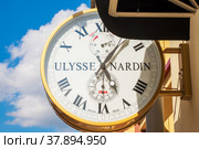 Minsk, Belarus - May 31, 2022: Ulysse Nardin street clock shows tea o'clock. Редакционное фото, фотограф Denis Shitikoff / Фотобанк Лори