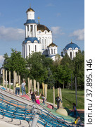 Детская площадка для воркаута в Парке света в Бибиреве. Москва (2022 год). Редакционное фото, фотограф Елена Орлова / Фотобанк Лори
