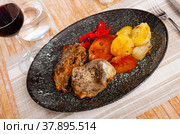 Roasted lamb leg served with grilled organic vegetable and peppe closeup. Стоковое фото, фотограф Яков Филимонов / Фотобанк Лори