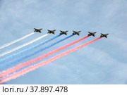 Группа штурмовиков Су-25 "Грач" дымят цветами российского флага в небе над Красной площадью во время генеральной репетиции парада, посвященного 77-летию Победы в Великой Отечественной войне (2022 год). Редакционное фото, фотограф Free Wind / Фотобанк Лори