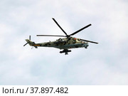 Ударно-боевой вертолет Ми-24 во время генеральной репетиции парада, посвященного Победе в Великой Отечественной войне (2022 год). Редакционное фото, фотограф Free Wind / Фотобанк Лори