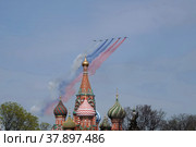 Группа штурмовиков Су-25 "Грач" дымят цветами российского флага в небе над Красной площадью во время генеральной репетиции парада, посвященного 77-летию Победы в Великой Отечественной войне (2022 год). Редакционное фото, фотограф Free Wind / Фотобанк Лори