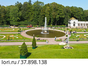 PETERHOF, SAINT PETERSBURG, RUSSIA - August 24, 2018: People walk in the beautiful Lower Park with the Italian fountain, decorative lawns and the Voronikhin colonnades. Редакционное фото, фотограф Виктория Катьянова / Фотобанк Лори