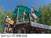 Канатный аттракцион через каньон «ZipLine» в горном парке «Рускеала». Республика Карелия (2022 год). Редакционное фото, фотограф Румянцева Наталия / Фотобанк Лори