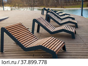 Sun loungers on platform on Large (Bolshoi) Ochakov Pond, Moscow, Russia (2020 год). Стоковое фото, фотограф Алексей Антипов / Фотобанк Лори