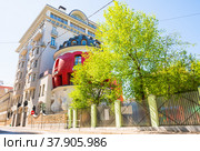 Дом-яйцо. Солнечный весенний день. Москва (2022 год). Редакционное фото, фотограф E. O. / Фотобанк Лори