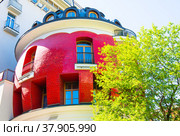 Дом-яйцо (крупный план). Улица Машкова. Москва (2022 год). Редакционное фото, фотограф E. O. / Фотобанк Лори