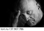 Мужественный мужской взгляд.  Печальный и грустный мужчина, портрет. Стоковое фото, фотограф Виталий Михайлюк / Фотобанк Лори