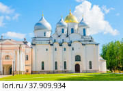 Софийский собор. Новгородский детинец (Новгородский кремль). Летний солнечный день. Великий Новгород. Россия (2022 год). Стоковое фото, фотограф E. O. / Фотобанк Лори
