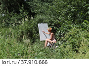 Художник Рина Гри на пленэре в Софрино (2022 год). Редакционное фото, фотограф Дмитрий Неумоин / Фотобанк Лори