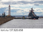 Эсминец «Беспокойный» у причала Петровского канала. Кронштадт (2022 год). Редакционное фото, фотограф Анна Карасева / Фотобанк Лори