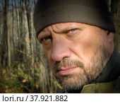 Мужской взгляд, портрет. Мужчина охотник в лесу. (2020 год). Редакционное фото, фотограф Виталий Михайлюк / Фотобанк Лори
