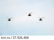 Группа многоцелевых вертолетов Ми-8АМТШ в небе над Красной площадью Москвы во время генеральной репетиции воздушного парада Победы (2022 год). Редакционное фото, фотограф Free Wind / Фотобанк Лори