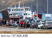 SAKHYURTA VILLAGE, MRS, BAIKAL LAKE, IRKUTSK REGION, RUSSIA - July 09, 2022:  Loading cars and tourists on a ferry for crossing to Olkhon Island - a favorite place for summer holidays. Редакционное фото, фотограф Виктория Катьянова / Фотобанк Лори