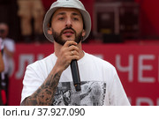 Рэпер L'One (Леван Горозия) во время выступления на концерте в рамках торжественной церемонии финиша международного ралли "Шелковый путь" в "Лужниках" города Москвы, Россия (2022 год). Редакционное фото, фотограф Николай Винокуров / Фотобанк Лори