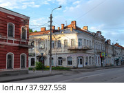 Уголок старого провинциального города июльским солнечным утром. Вышний Волочек (2022 год). Редакционное фото, фотограф Виктор Карасев / Фотобанк Лори
