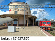 Электропоезд ЭТ2М у перона железнодорожного вокзала солнечным летним днем. Бологое (2022 год). Редакционное фото, фотограф Виктор Карасев / Фотобанк Лори