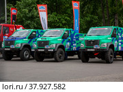 Три внедорожных грузовика "Садко NEXT" автомобильного завода ГАЗ на стоянке в Лужниках во время чествования победителей ралли "Шелковый путь" в городе Москве, Россия (2022 год). Редакционное фото, фотограф Николай Винокуров / Фотобанк Лори