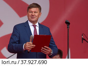 Дмитрий Губерниев во время торжественной церемонии награждения участников международного ралли "Шелковый путь" в "Лужниках" города Москвы, Россия (2022 год). Редакционное фото, фотограф Николай Винокуров / Фотобанк Лори