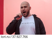 Певец Вахтанг во время выступления на концерте в рамках торжественной церемонии финиша международного ралли "Шелковый путь" в "Лужниках" города Москвы, Россия (2022 год). Редакционное фото, фотограф Николай Винокуров / Фотобанк Лори