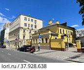Пятницкая улица летом, дома 47 строение 2 и 47 строение 1. Россия, город Москва (2022 год). Редакционное фото, фотограф Овчинникова Ирина / Фотобанк Лори