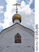 Москва, Гончарная, 6. Храм Никиты Мученика на Швивой горке за Яузой (Афонское подворье). Святые врата Афонского подворья (2022 год). Стоковое фото, фотограф Илюхина Наталья / Фотобанк Лори