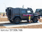 Средняя Ахтуба, Волгоградская область, Россия. Бронированный автомобиль Рысь, модификация, «Рысь LMV M65» машина управления и разведки. (2021 год). Редакционное фото, фотограф Андрей Цыганков / Фотобанк Лори