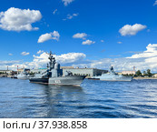 Вид со Смольной  набережной реки Невы Санкт-Петербурга на военные корабли лето 2022. Редакционное фото, фотограф Nataliya Pogodina / Фотобанк Лори