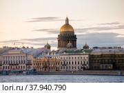 English Embankment and St. Isaac's Cathedral at dawn on a white night in St. Petersburg, Russia (2022 год). Стоковое фото, фотограф Юлия Бабкина / Фотобанк Лори