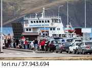 SAKHYURTA VILLAGE, MRS, BAIKAL LAKE, IRKUTSK REGION, RUSSIA - July 09, 2022:  Loading cars and tourists on a ferry Olkhon Gate for crossing to Olkhon Island - a favorite place for summer holidays. Редакционное фото, фотограф Виктория Катьянова / Фотобанк Лори
