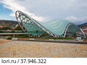 Tbilisi, Peace Bridge (2018 год). Редакционное фото, фотограф Юлия Бабкина / Фотобанк Лори