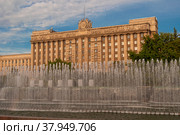 Фонтаны на фоне Дома Советов, Московская площадь. Санкт-Петербург (2021 год). Редакционное фото, фотограф Анна Карасева / Фотобанк Лори