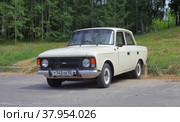 Поздний ИЖ. Москвич-412 Ижевского автозавода поздней модификации (2022 год). Редакционное фото, фотограф Ельцов Владимир / Фотобанк Лори