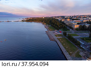 Онежская набережная и порт города Петрозаводска на Онежском озере во время заката. Панорамный вид с воздуха. (2022 год). Редакционное фото, фотограф Sergei Gorin / Фотобанк Лори
