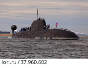 Многоцелевая атомная подводная лодка Северного флота "Вепрь" в акватории Кронштадта (2022 год). Редакционное фото, фотограф Роман Рожков / Фотобанк Лори