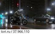 Scooter driver setting off under the rain in night city (2022 год). Редакционное видео, видеограф Данил Руденко / Фотобанк Лори