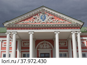Вензель графа П.Б. Шереметьева на фронтоне дворца в музее-усадьбе "Кусково". Москва (2022 год). Редакционное фото, фотограф Елена Орлова / Фотобанк Лори